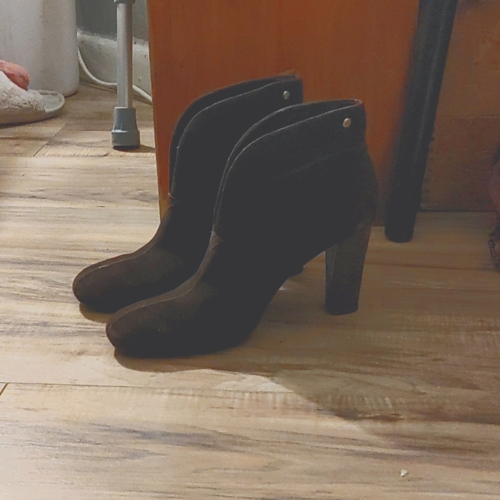 Franco Sarto suede brown V ancle cuts